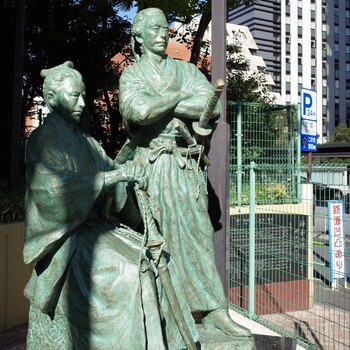 勝海舟と坂本龍馬の師弟像。勝邸跡にある。
