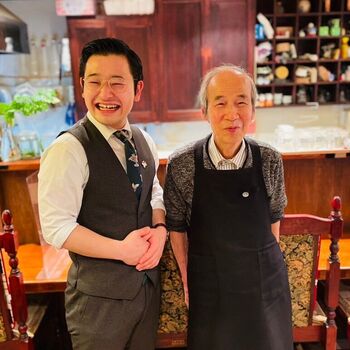吉祥寺の老舗準喫茶『ロゼ』にたどり着くまで、ピン芸人セキ・ア・ラ・モードさんとお互い近況報告をした。散歩をしながらいろんな角度でものを見る習慣も、すっかり身についたようである……。