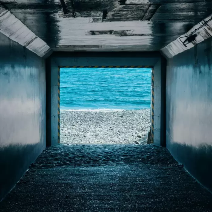 Where the sea opens - 港から浜辺へのアイキャッチ画像