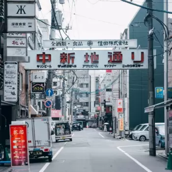 寝静まる飲み屋街にて