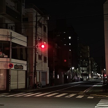ビルの隙間。横浜ヨルの街。
