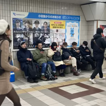 彼らは知らない。このベンチには散歩者が集められているのだということを...