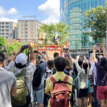 京都祇園祭の山鉾と見物人