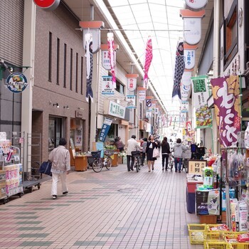 なかのぶスキップロードは昭和後期の雰囲気。