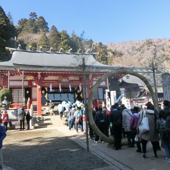 大山阿夫利神社下社。初詣客でにぎわう。