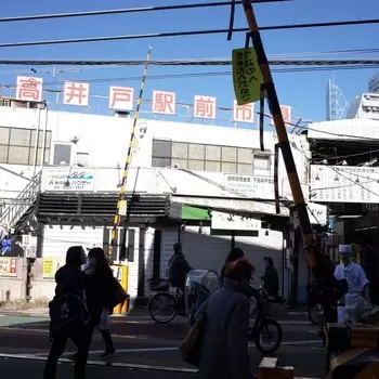 降りてすぐにある下高井戸駅前市場。