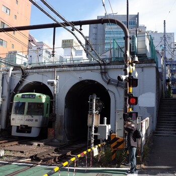 神泉駅すぐの鼻の穴みたいなトンネル。いいよねえ。